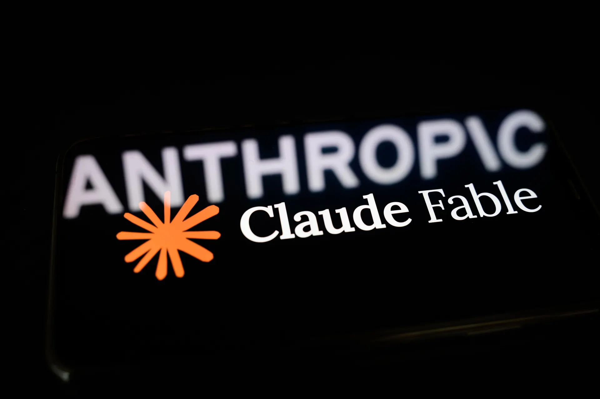 Claude Fable 5三周惊魂：从紧急下架到全面回归 Anthropic做了什么？